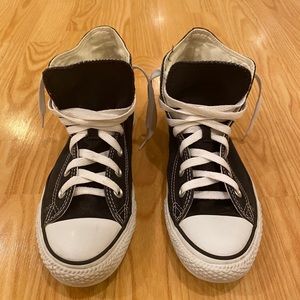 Black high top converse.